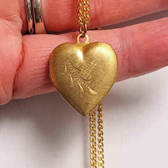 Antique Gold Plated Heart Photo Locket Necklace with Unique Design - Picture 8 of 11